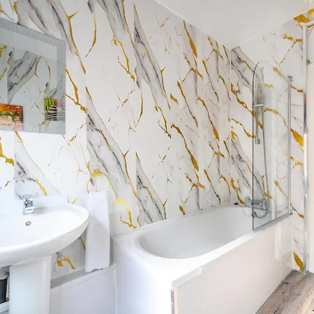 -ra15cfa- For Relaxed And Cosy With Free Parking